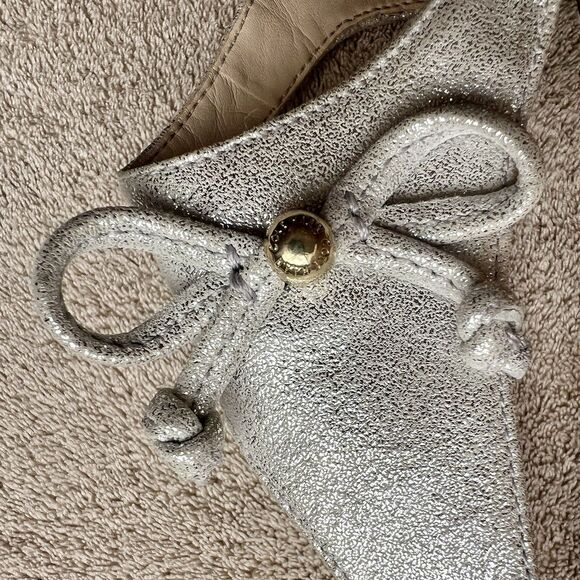 Cole Haan Findra Metallic Silver Vegan Leather Thong Flat Sandals Women 9 B Bow - Picture 4 of 13